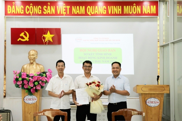 TRAO QUYẾT ĐỊNH BỔ NHIỆM CHỨC DANH PHÓ TỔNG GIÁM ĐỐC CÔNG TY VÀ GIÁM ĐỐC TRUNG TÂM CÔNG TY